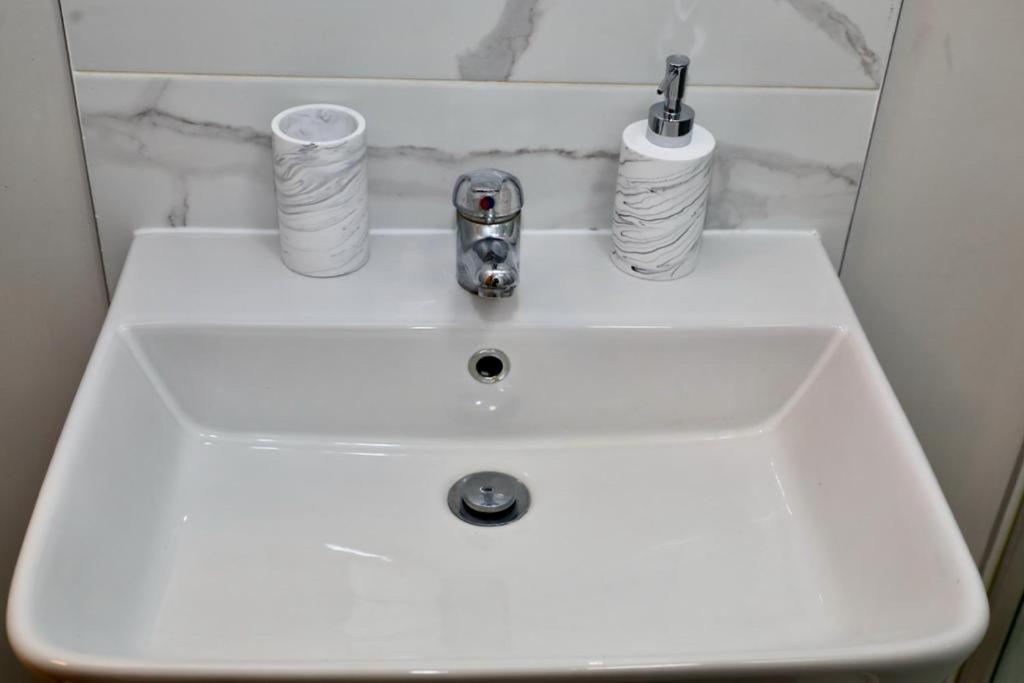 Aqua Dreams - Serviced Luxury Modern Belfast City Centre 2 Bed Apartment Exterior photo